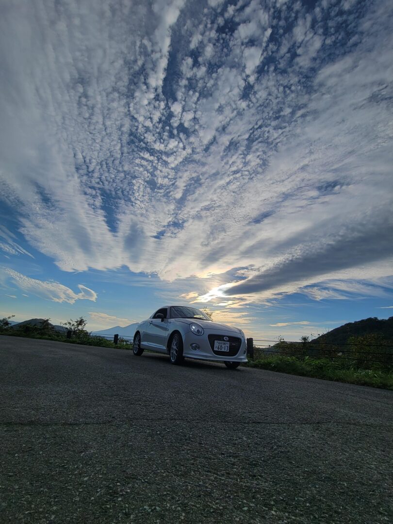 夕焼けをバックに