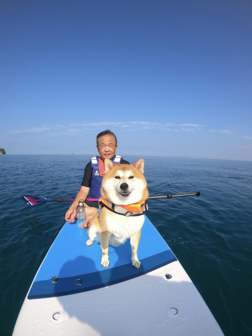 【4】『初めてづくし』飼い主は初めてのサップ。犬は初めての海。どちらもぎこちない笑顔ですが、とても楽しい夏でした。