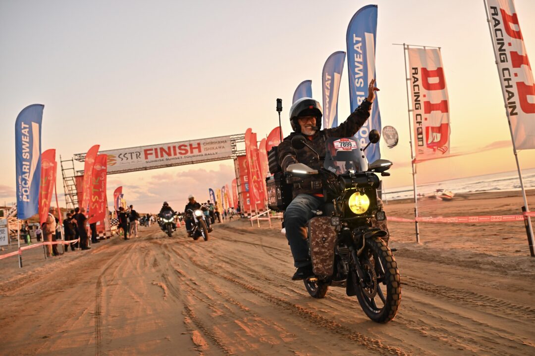 【14】『SSTR千里浜サンセット』SSTRというバイクのツーリングラリーゴール写真です。日本で唯一バイクや車で走れる砂浜を夕陽と共にゴールします。