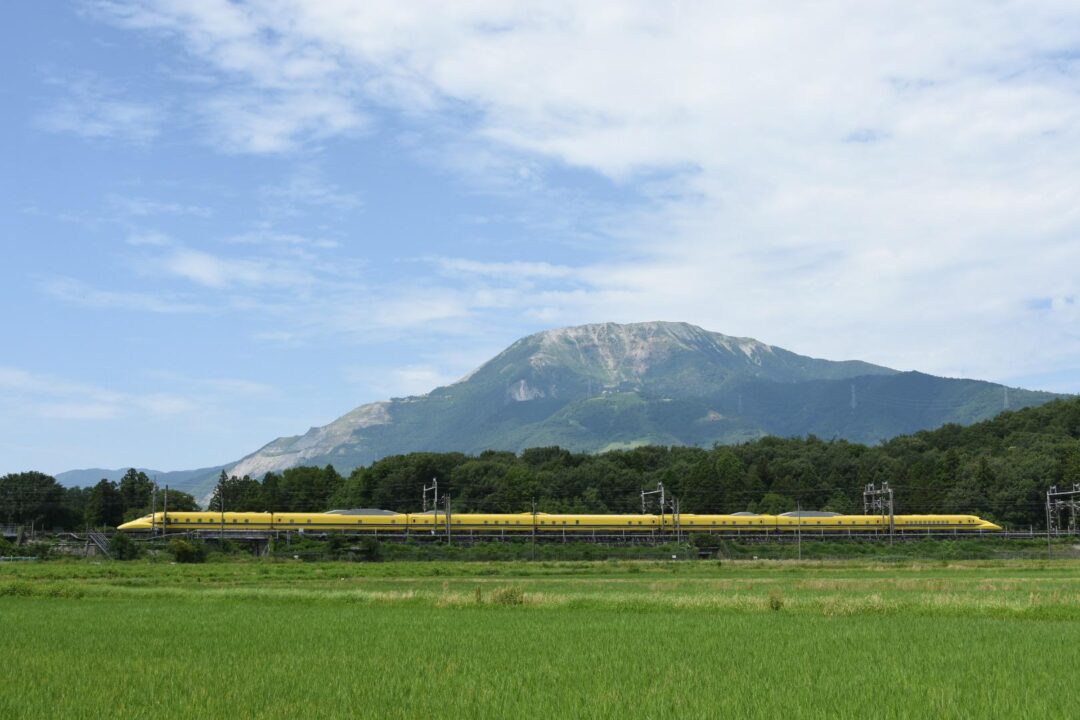 【11】『しあわせを運ぶ黄色い子』黄色新幹線が引退してリニア鉄道館に収蔵されましたが、まだもう一つ黄色新幹線は活躍しています。黄色新幹線が旅先で遭遇すると、しあわせを運んできてくれたのかと思います。