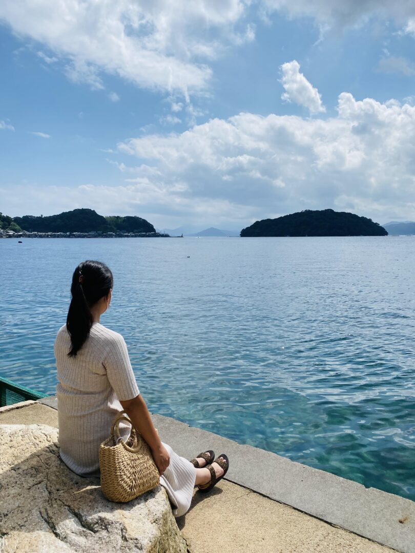 【18】『伊根ブルー』京都府与謝郡伊根町にある『伊根の舟屋』を夫婦で訪れました。 目の前の海は透明度が高く、青く輝く事から『伊根ブルー』と表現されています。 美しく静かな海は旅人の心を癒してくれます。