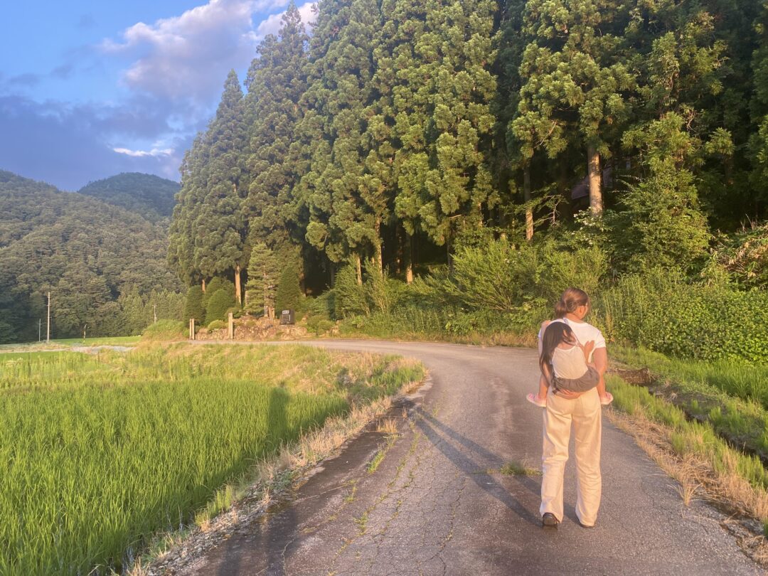 【6】『帰省。』親の実家に家族で帰省。 母と娘。田舎だから肌着でいいよね