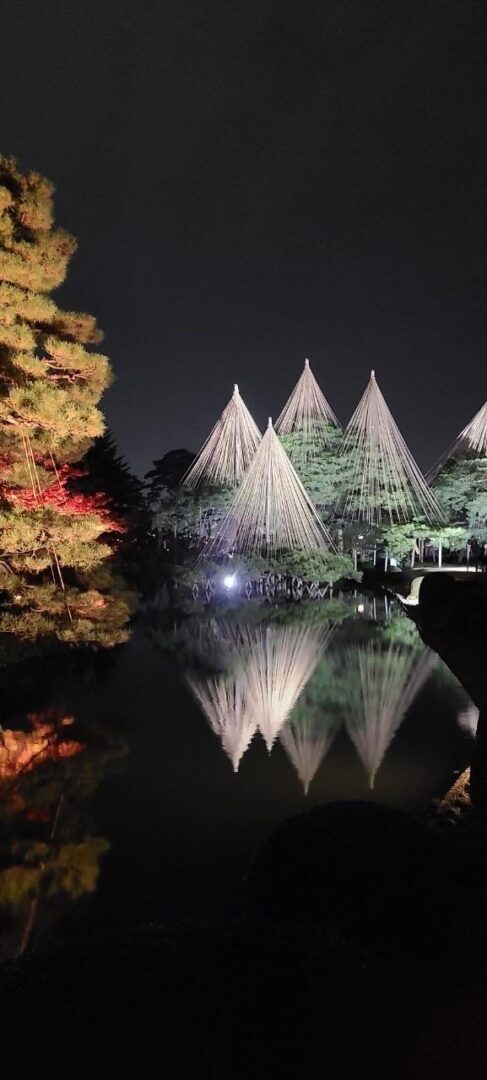暮れの秋　兼六園の　ライトアップ