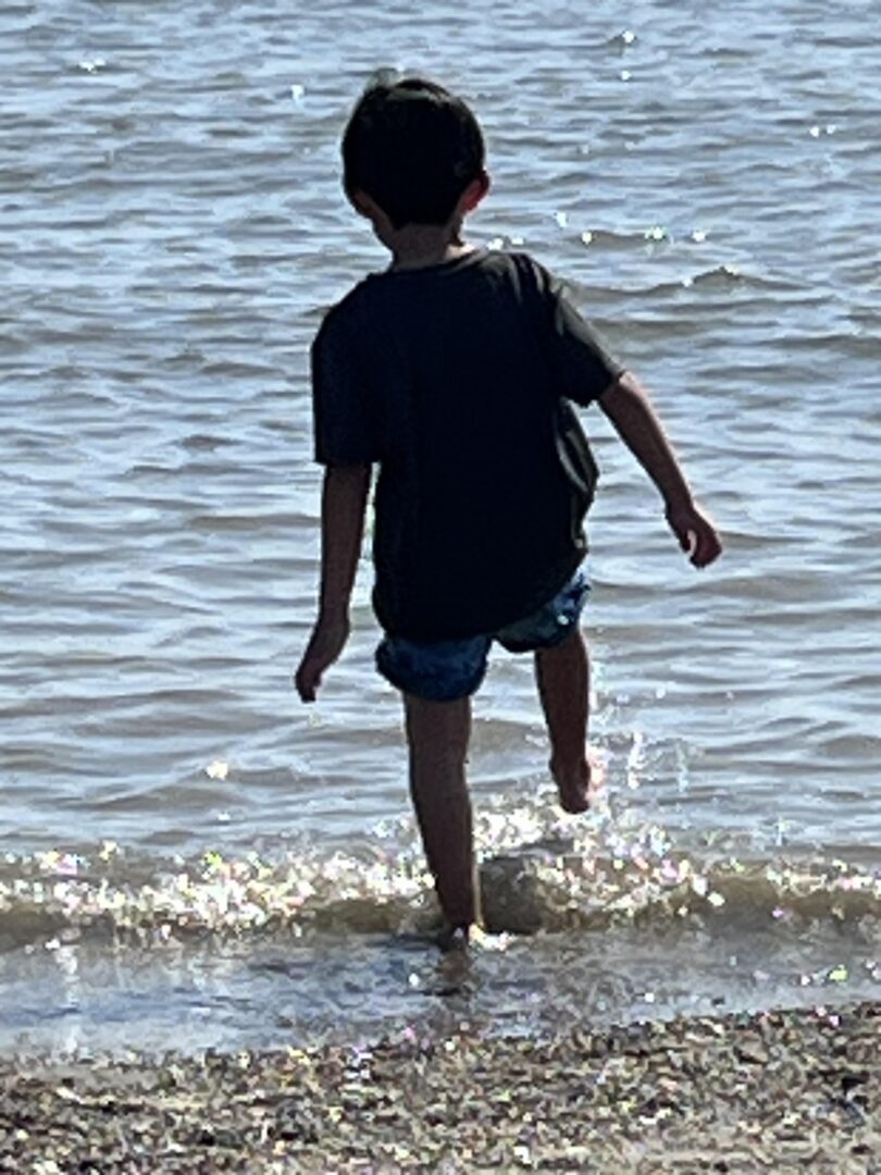 【7】『波際で遊ぶ少年』おじいちゃん・おばあちゃんの家に行った時にいた海での一コマ