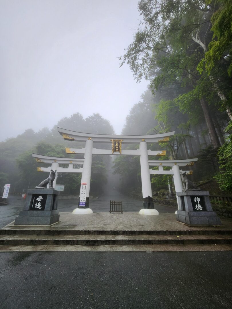 【16】『神域への入口』関東最強のパワースポットと言われている秩父の三峯神社へ参拝。当日はあいにくの雨でしたが、雨が境内を幻想的に演出してくれて神々しい神域となっていました。